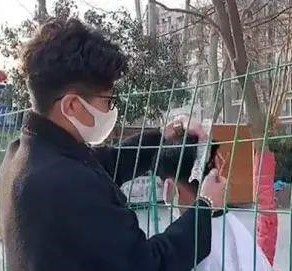 フェンス越しに散髪する美容師、抜糸する医者…突然の封鎖で中国で珍事続出