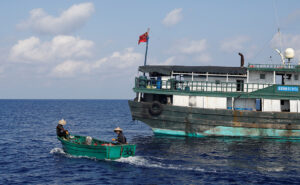 中国漁船による搾取　海の資源が枯渇　他国EEZ侵入で海域奪取も
