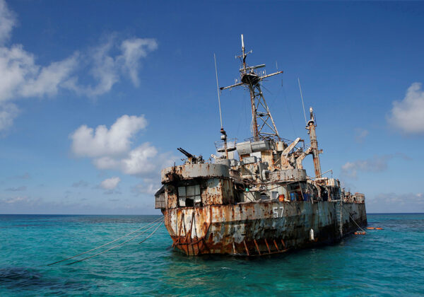 フィリピン、座礁した海軍艦艇の撤去を訴える中国の要求を拒否