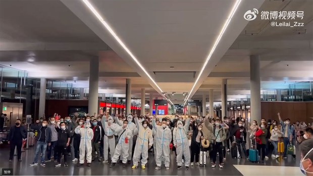 中国人200人がスイス空港で抗議、上海の都市封鎖で欠航　「矛先が間違っている」