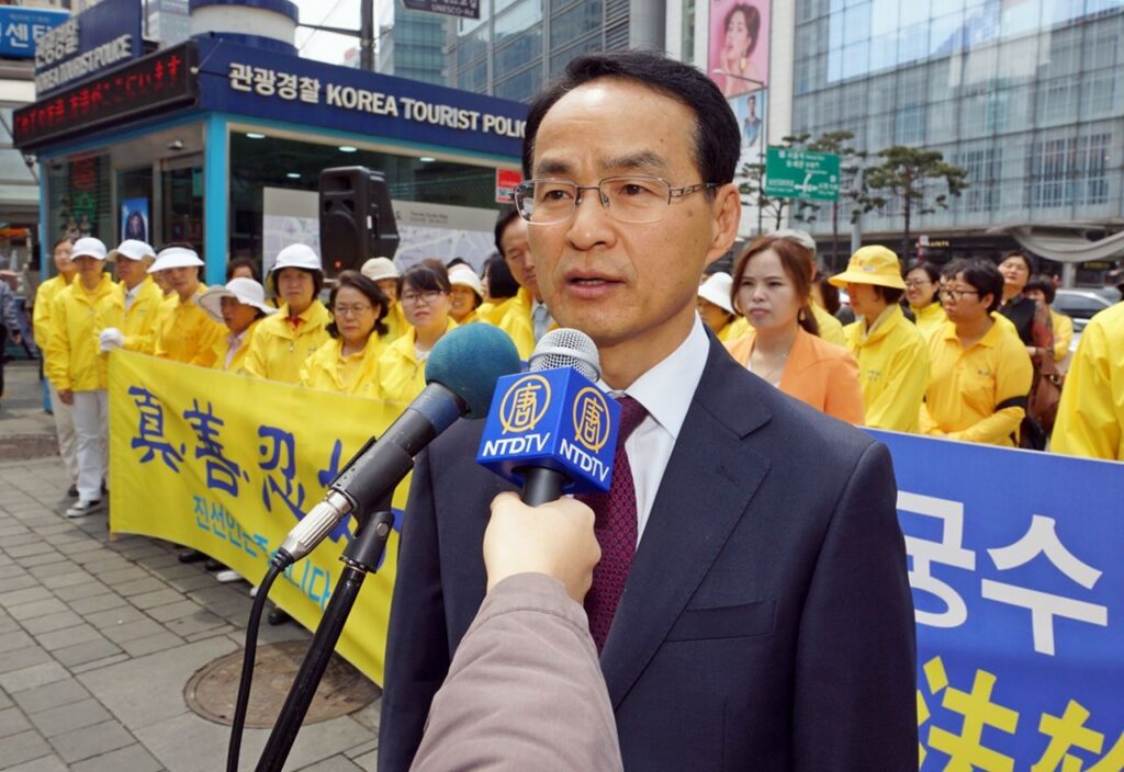 韓国の法輪功学習者、中国大使館前で記者会見