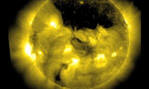 【動画】太陽に「大きな穴」があく＝NASA撮影