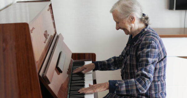 107歳のピアニスト、演奏を続ける　若々しい心を保つ
