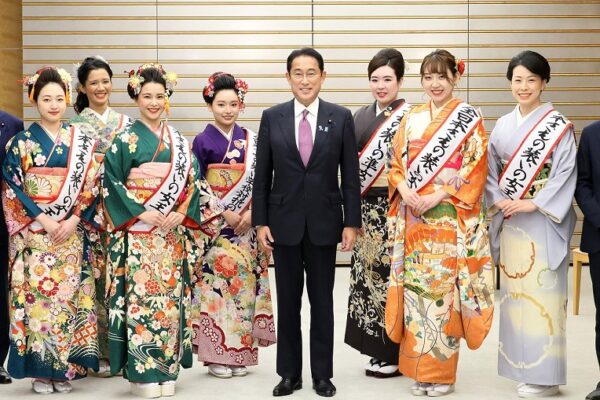 「着物の魅力、世界に発信を願う」　岸田首相　全日本きもの装いコンテストの受賞者と面会