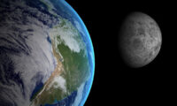 地球の近くを飛ぶ「神秘の天体」は月の断片か？