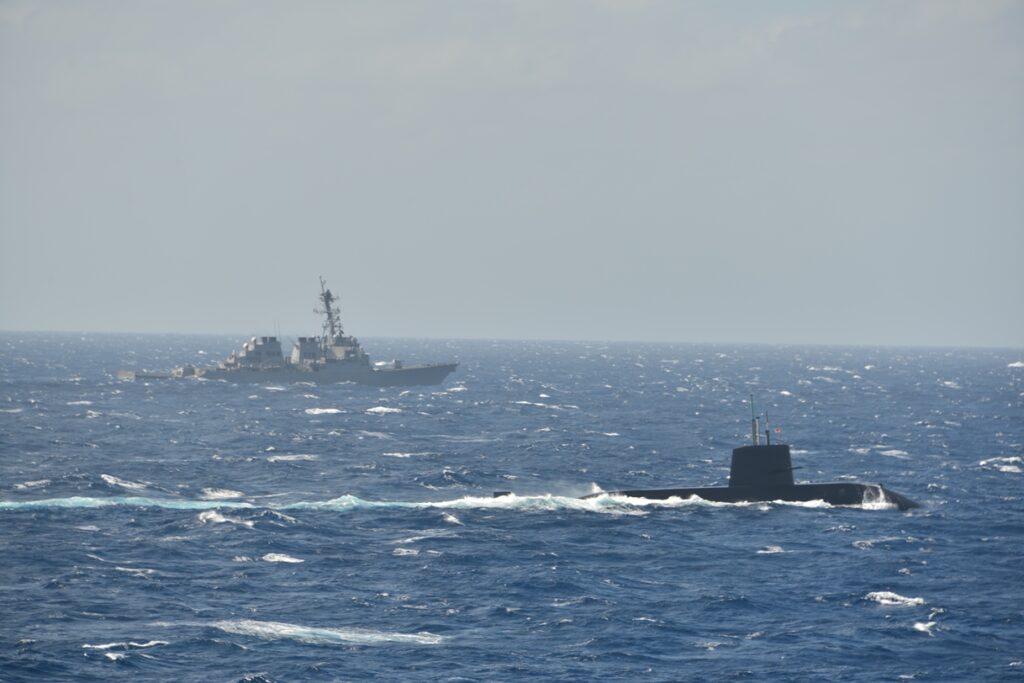 海自と米軍、南シナ海で初の対潜水艦訓練
「シーレーン海域で訓練することに意義」