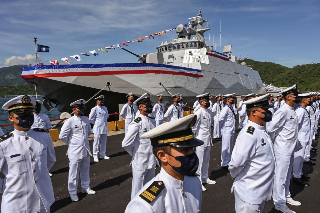 台湾自主製造「空母キラー」小型艦が就役　蔡政権、戦闘機や潜水艦の「メイドイン台湾」計画進める