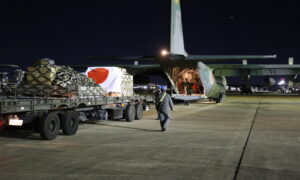 自衛隊輸送機、トンガの空港に着陸　飲用水約3トンを供与