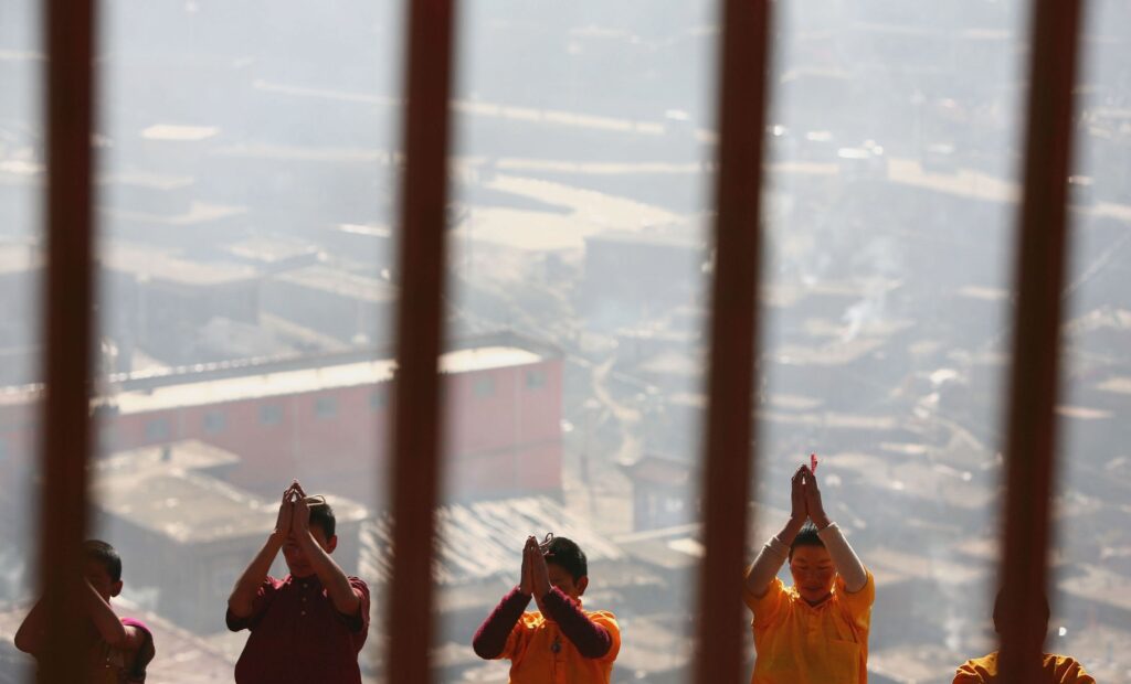 チベット仏教最大の佛学院　共産党が支配へ　