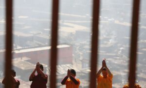 チベット仏教最大の佛学院　共産党が支配へ　