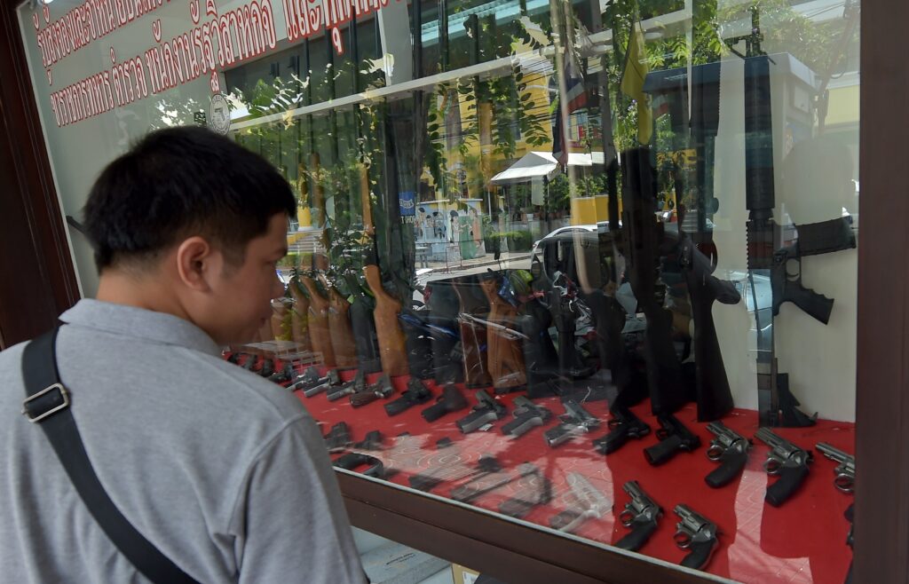 中国人強盗団、BB銃とナイフで銃販売店に押し入る＝バンコク　