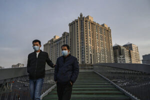中国各地、企業活動の再開で集団感染が発生　