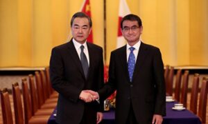 中国王外相が訪日、関係改善を図る