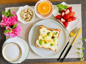 【おうちカフェ】食パンのピッツァ・マルゲリータ風トースト