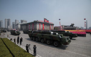 北朝鮮パレード　新型ミサイルで軍事力を誇示、米専門家「見せかけの模型」