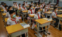 米国亡命の元教師が告発「中国の学校は、教育の場ではない。中国共産党の洗脳基地だ」