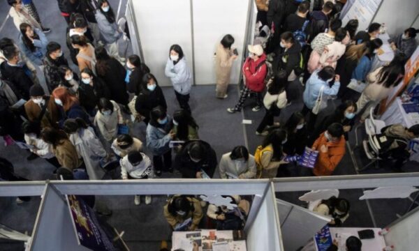 中国16～24歳の4人に1人が失業　就職難が深刻
