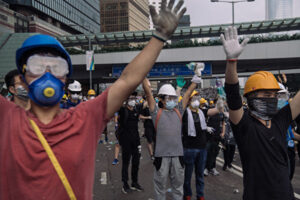 香港デモ、参加者の「護身術」マスクにゴーグル 「雨傘運動」から教訓