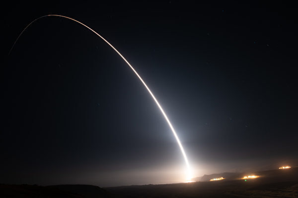 米軍が大陸間弾道ミサイルの発射実験に成功　衝撃の動画が公開
