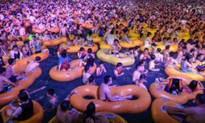 中国武漢、水上音楽フェスに若者3000人の大混雑　  WHO専門家「ウイルス拡散の恐れ」