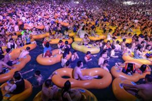 中国武漢、水上音楽フェスに若者3000人の大混雑　  WHO専門家「ウイルス拡散の恐れ」