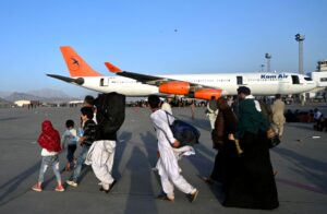 ＜動画と写真＞混迷のアフガン　空港に殺到する人々