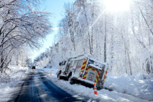 年始に米国で記録的な降雪　数十万世帯で停電