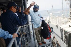 護衛艦「あさぎり」ソマリア沖でインド貨物船乗船員2人救助　笑顔でハイタッチ