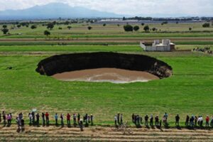 メキシコの農地に巨大な穴　「雷かと思った」