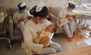 中国の出生率、1949年以来最低　深刻な人口危機