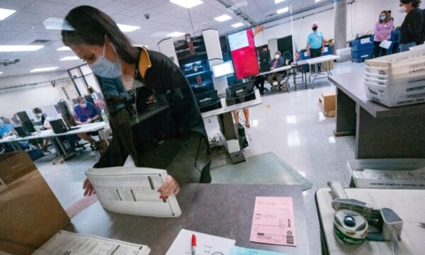 アリゾナ州、210万票を手作業で再集計　投票機の検査も
