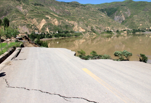 貧困救済資金で建設された道路が崩落　総工費280億円＝中国甘粛省