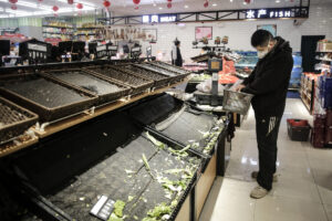 封鎖された街　寄付の食糧を警官が横取り　管理怠慢で腐ることも＝中国湖北省