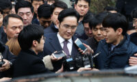韓国検察、朴大統領を立件へ　現職大統領で初　サムスンのトップは起訴