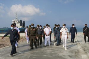 中国支援のカンボジア海軍基地　周辺に浚渫船　深海港建設か