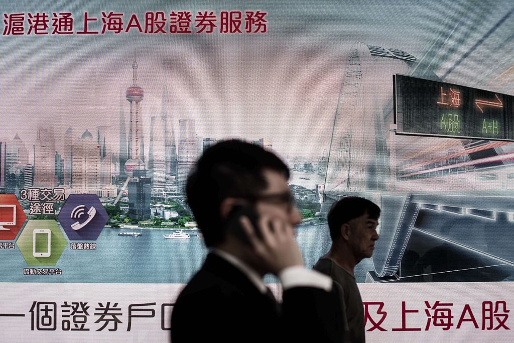 中国優良株が下落、上海総合指数は大台の3200点を下回る
