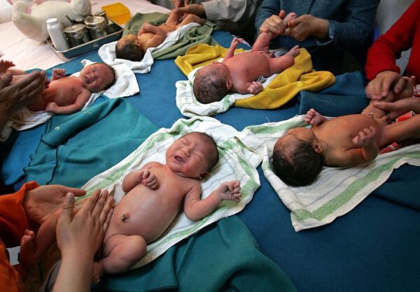 中国昨年の出生数、建国以来の低水準　複数の省で4割減