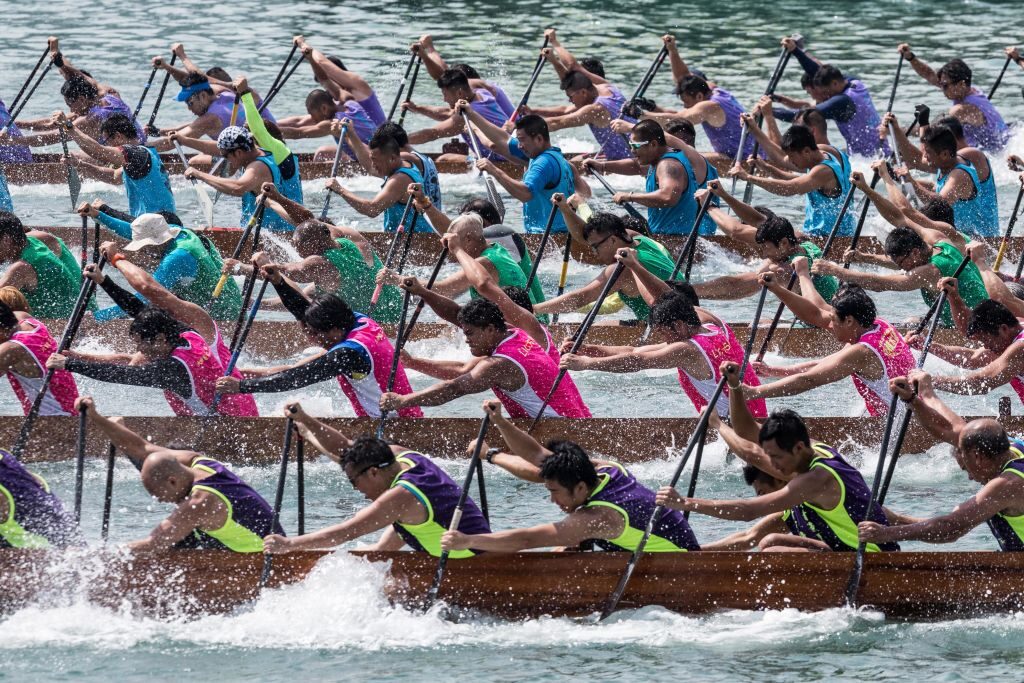 香港最大のドラゴンボートレース　熱戦繰り広げられる