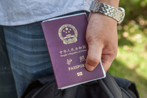 中国、パスポート交付件数19年同期比98％減　米中デカップリング加速か