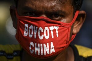 インド系米国人「打倒中国共産党」、中国大使館の前で抗議