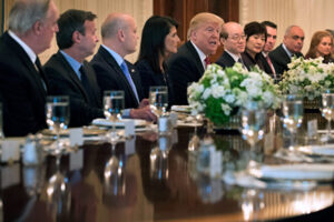ホワイトハウスに上院議員が全員集合、北朝鮮情勢をめぐって