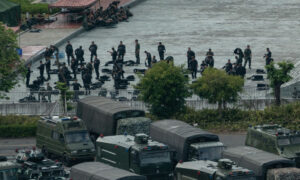 香港の隣り、深センのスタジアムで中国武警が暴動鎮圧の訓練