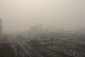 中国60都市の大気汚染警報　天津空港は可視距離0メートル