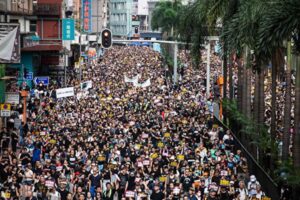 香港条例改正案、43万人が再抗議、「白い服の集団」が市民を襲撃
