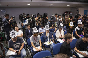 香港の記者、警察の暴力に抗議　当局が記者会見を中止
