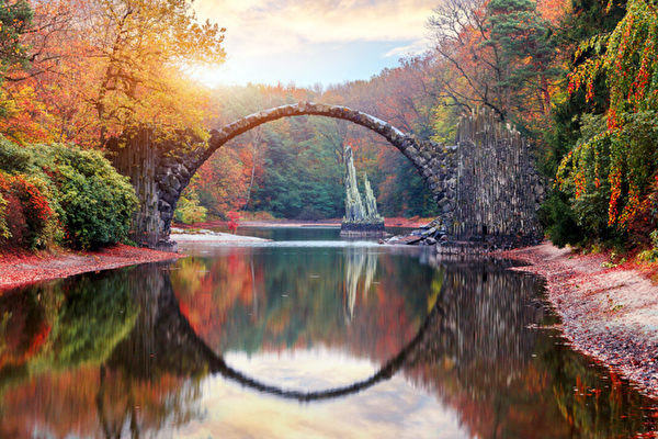 写真：「悪魔の橋」と水面が織りなす完璧な組み合わせ