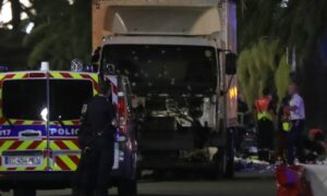 仏ニース、トラックが群衆に突っ込み77人死亡（写真）