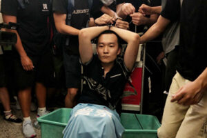 〈香港デモ〉殴られた記者は工作員の可能性、中国当局　突然報道を沈静化