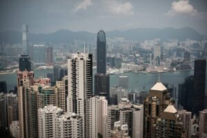中国人富裕層の投資先　香港離れ加速、脱税防止制度の影響で