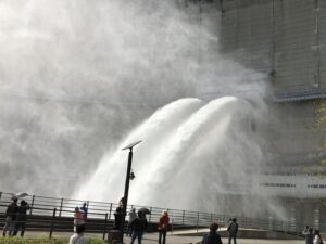 飛び散る水しぶき　迫力の大放水　広島県温井ダム